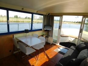 Houseboat 1050 Stern